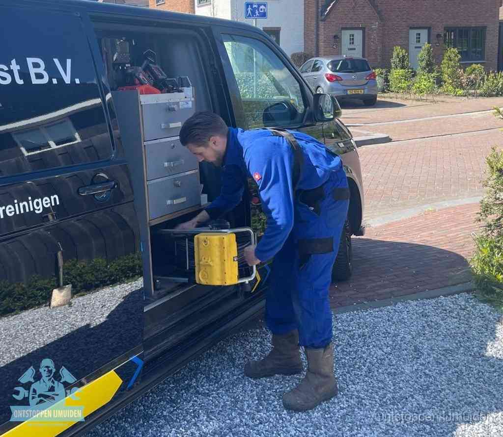 Monteur pakt gereedschap uit de bus, bespaartips voor riool ontstoppen in IJmuiden