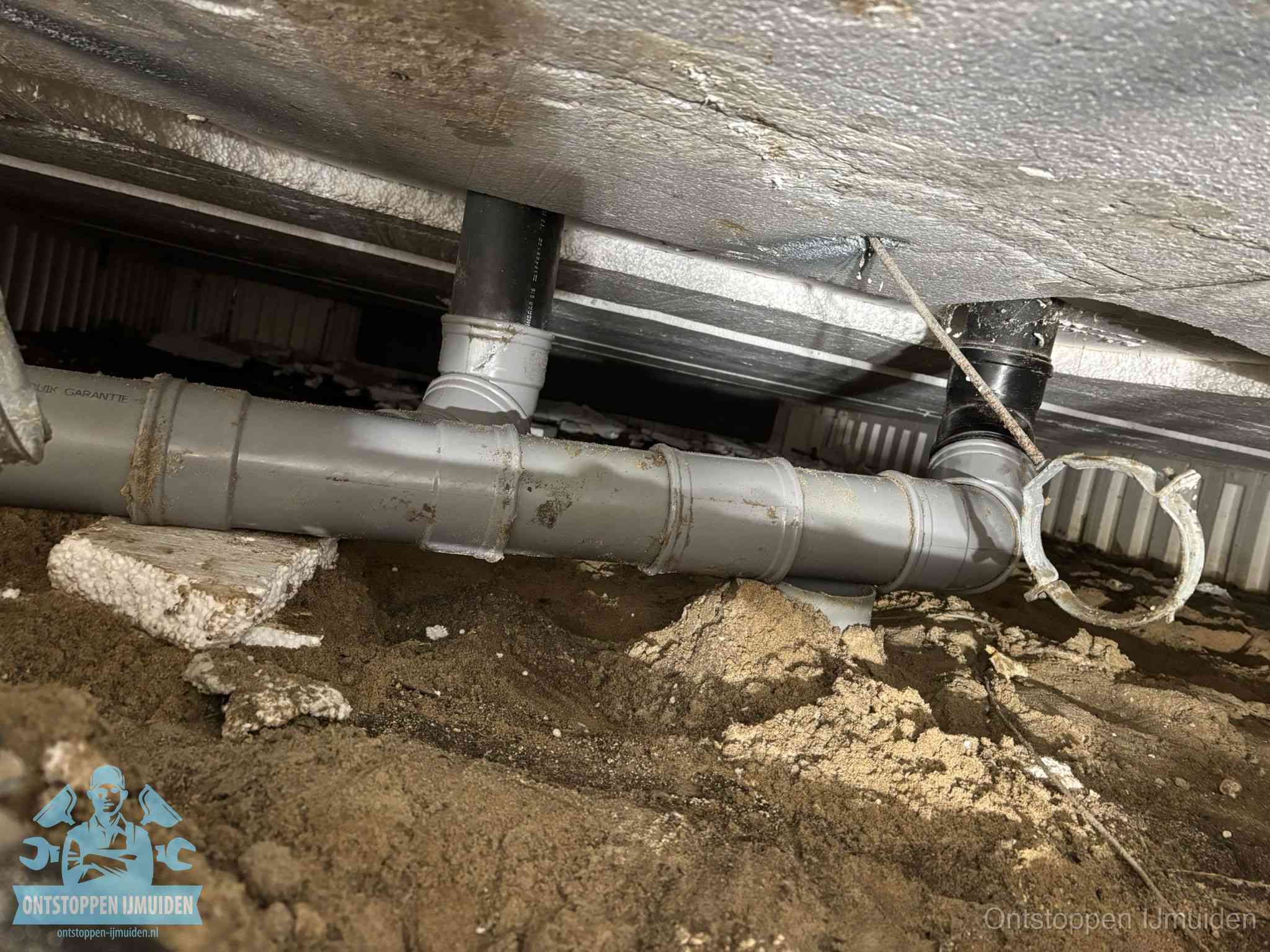 PVC-buizen in de kruipruimte van een gemengd of gescheiden rioolstelsel in IJmuiden