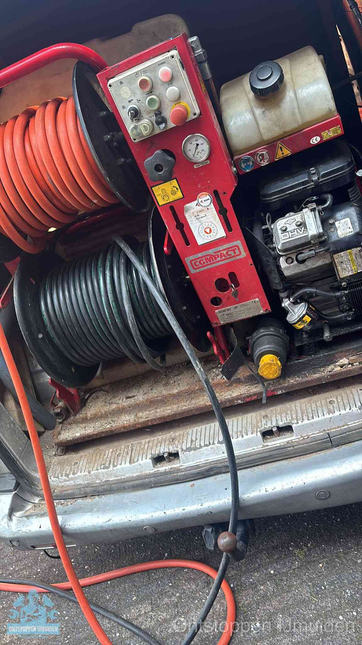 Hogedrukreiniger met slanghaspels in de bus voor het ontstoppen van het riool in IJmuiden