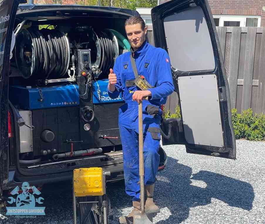 Monteur met duim omhoog bij de rioolreinigingsbus, duidelijke kosten voor riool ontstoppen in IJmuiden
