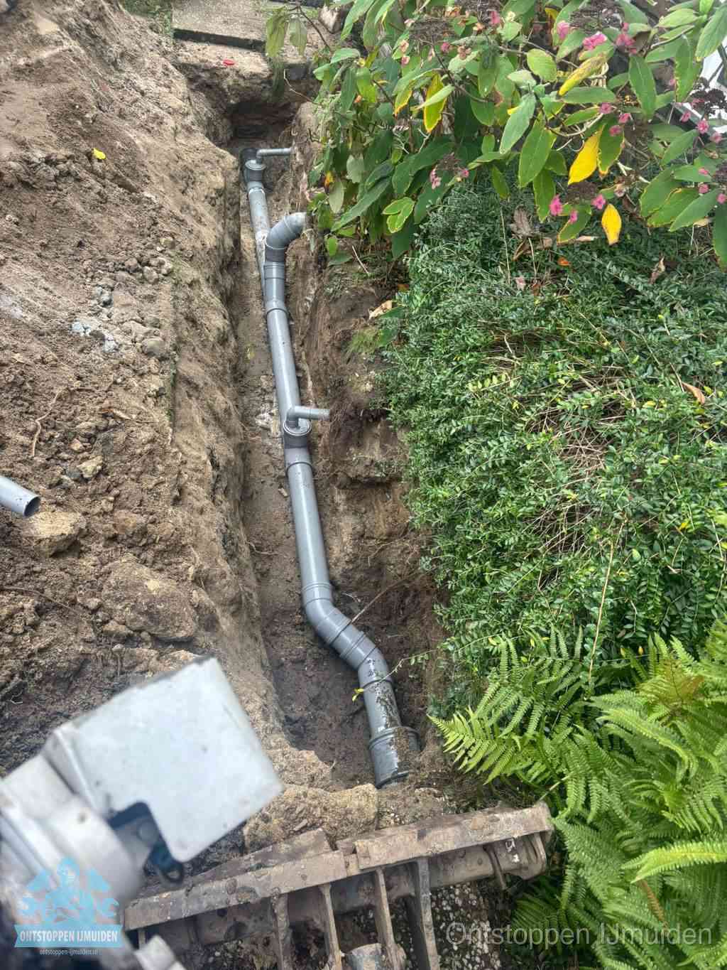 Open sleuf met nieuwe PVC-buizen, riool repareren en vervangen in IJmuiden
