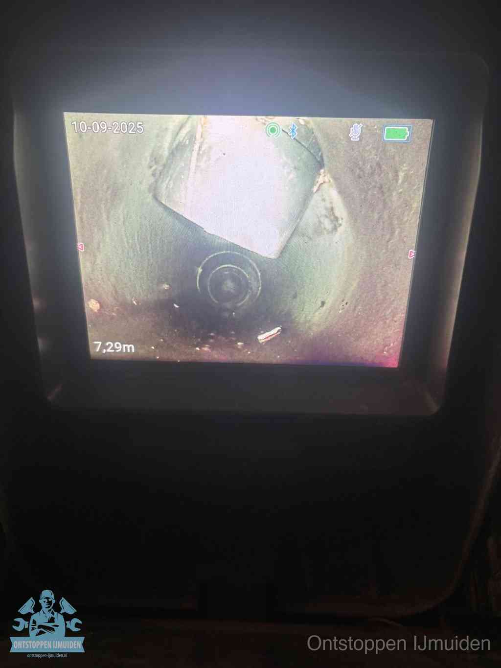 Camerabeeld van een verzakte rioolbuis diep onder de grond, een rioolverzakking in IJmuiden