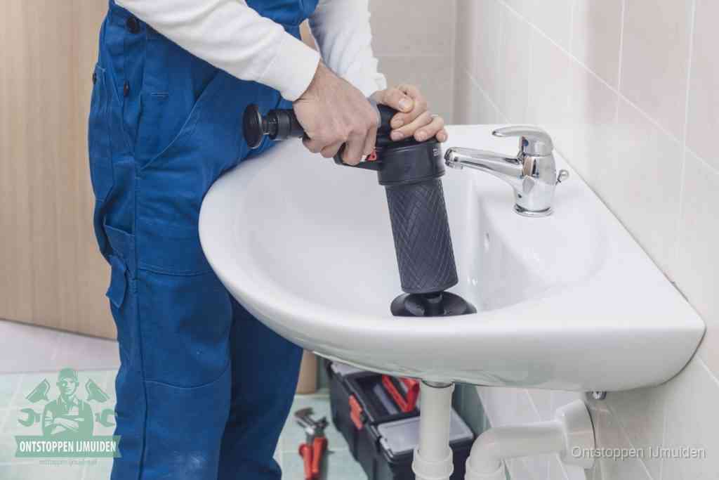 Een te ruwe doe-het-zelf poging met een hand-pomp op de afvoer van een badkamer-wastafel, een van de veelgemaakte fouten bij afvoer ontstoppen in IJmuiden