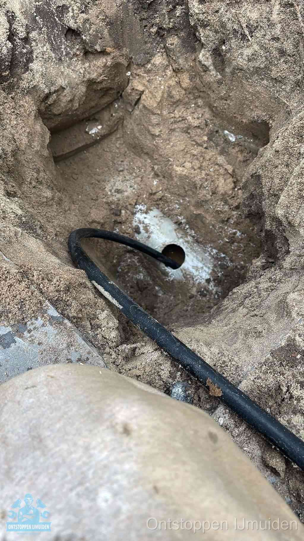 Uitgegraven rioolbuis in de grond, hulp om zelf het riool te ontstoppen in IJmuiden